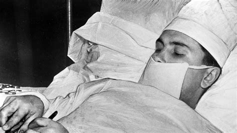 rogzov|surgeon performs his own appendectomy.